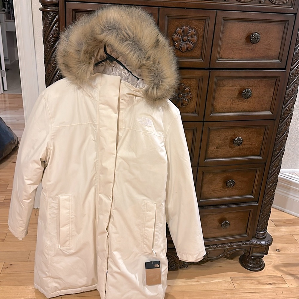 The North Face NWT women’s waterproof parka! What a Beauty! XXL